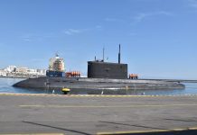 غواصة روسية ترسو في ميناء الجزائر غواصة روسية ترسو في ميناء الجزائر