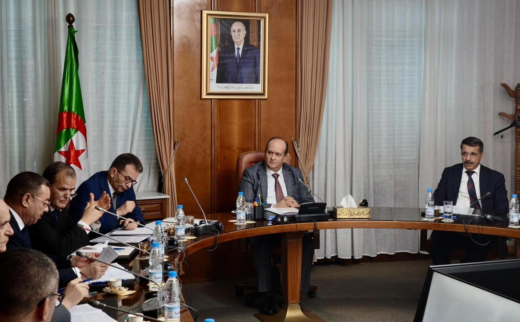 الوزير الأول يترأس اجتماعا للحكومة الوزير الأول يترأس اجتماعا للحكومة