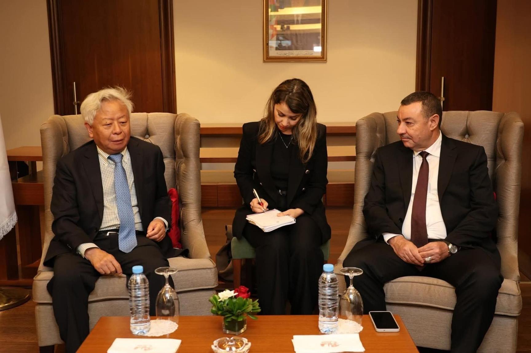 الجزائر والبنك الآسيوي للاستثمار يبحثان تمويل مشاريع البنى التحتية الجزائر والبنك الآسيوي للاستثمار يبحثان تمويل مشاريع البنى التحتية