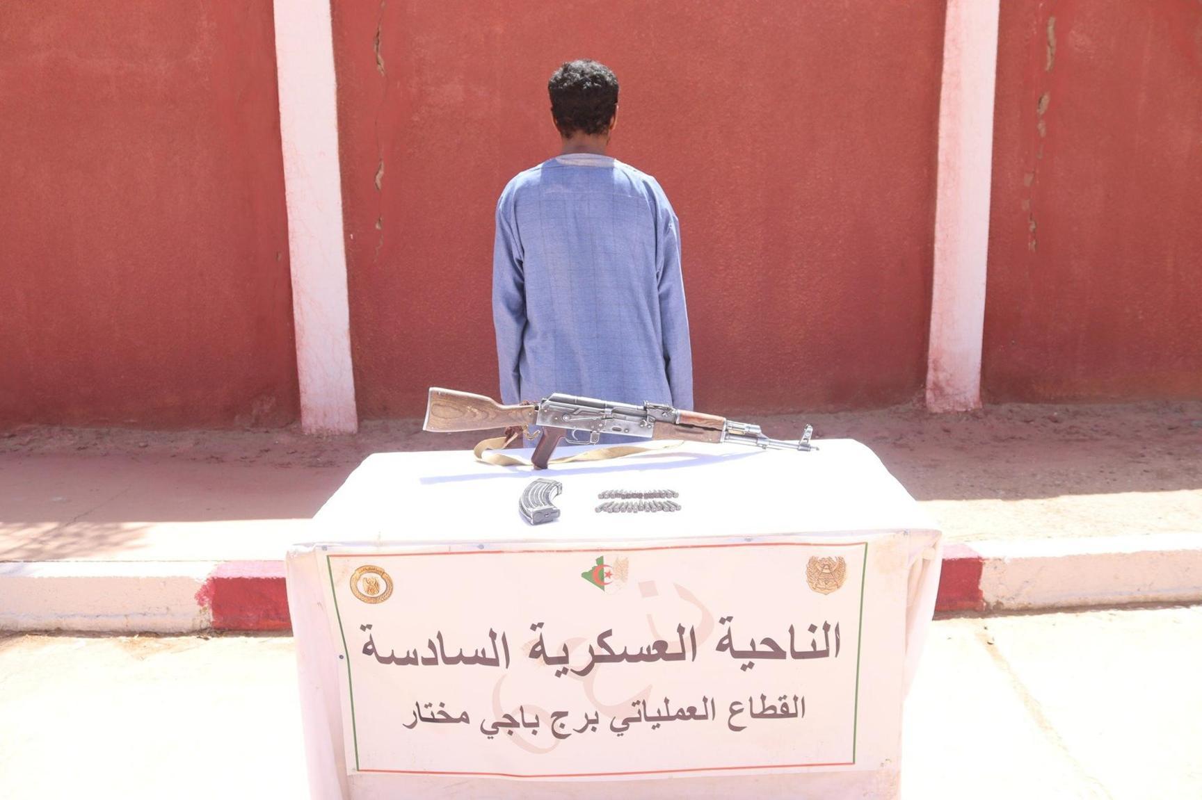 وزارة الدفاع: تفكيك خلية إرهابية واسترجاع أسلحة وذخيرة وزارة الدفاع: تفكيك خلية إرهابية واسترجاع أسلحة وذخيرة