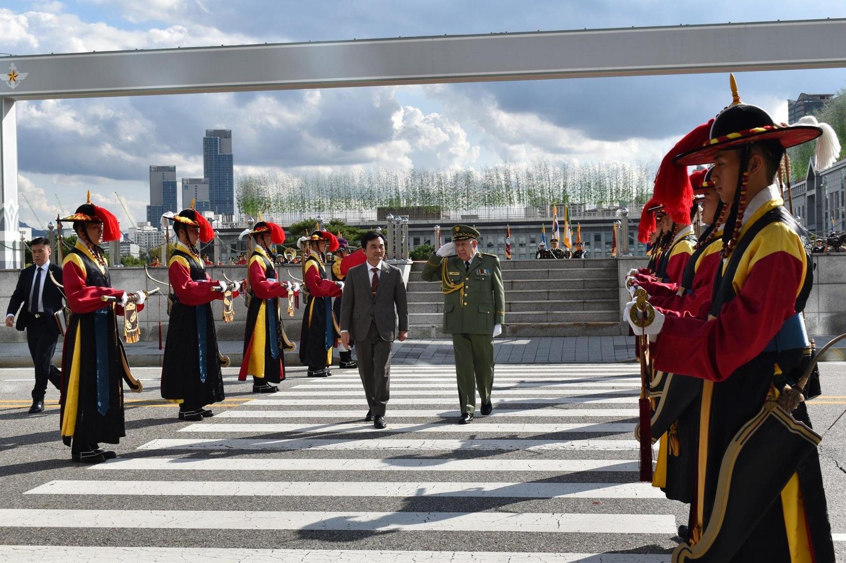 الفريق أول السعيد شنڨريحة يُستقبل من وزير الدفاع الكوري الفريق أول السعيد شنڨريحة يُستقبل من وزير الدفاع الكوري