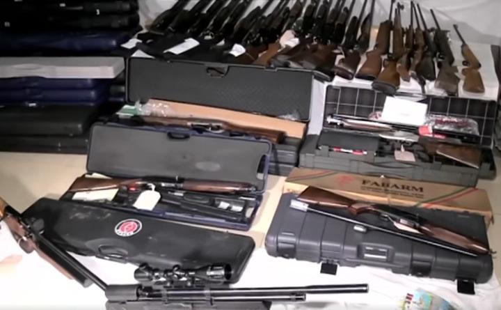 توقيف شبكة إجرامية مختصة في التهريب والمتاجرة بالأسلحة توقيف شبكة إجرامية مختصة في التهريب والمتاجرة بالأسلحة