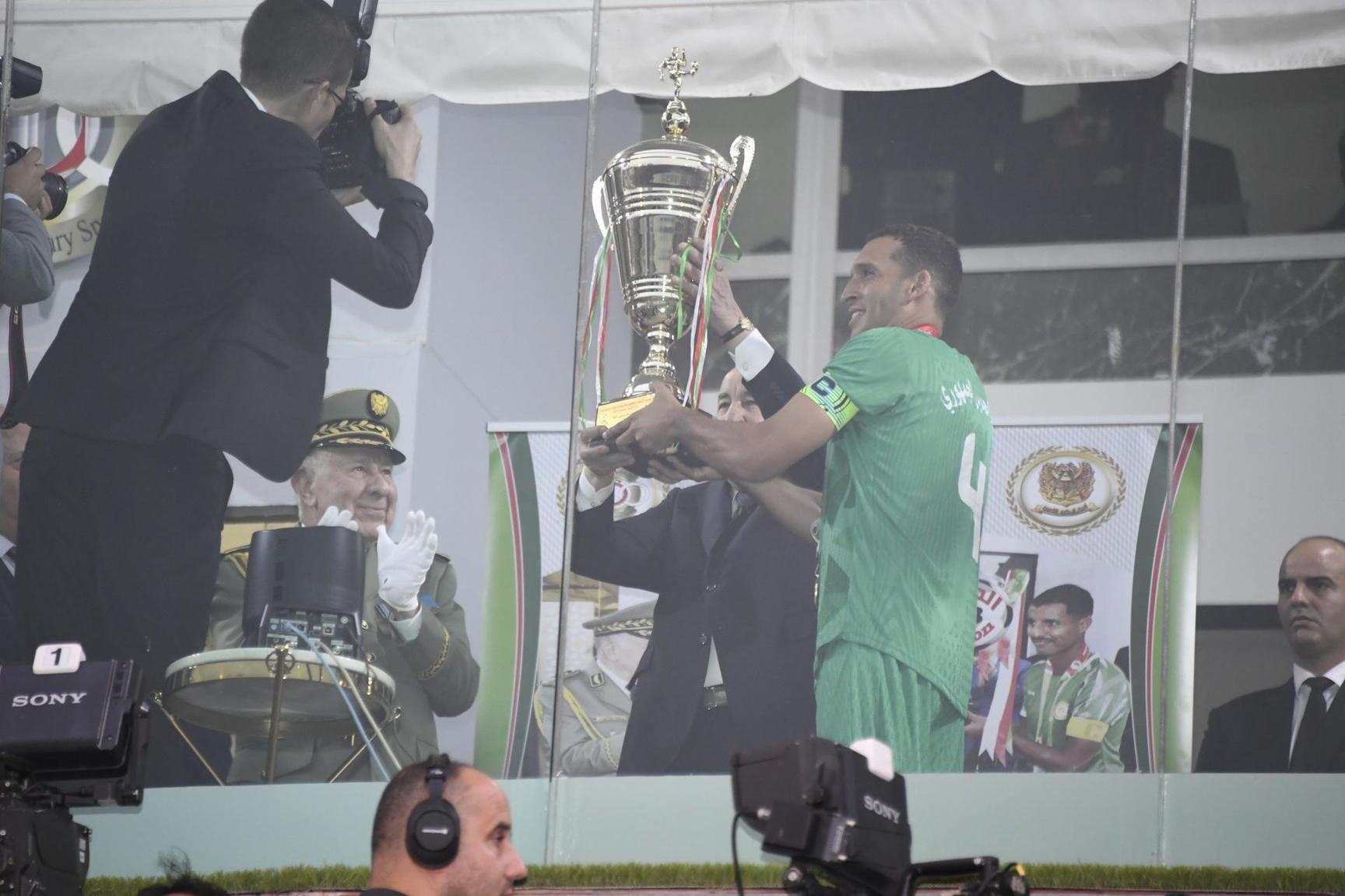 تبون يسلّم كأس الجزائر العسكرية لفريق قيادة الحرس الجمهوري تبون يسلّم كأس الجزائر العسكرية لفريق قيادة الحرس الجمهوري