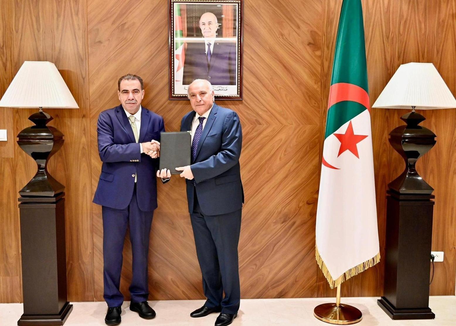 عطاف يتسلم اوراق اعتماد سفير لبنان لدى الجزائر عطاف يتسلم اوراق اعتماد سفير لبنان لدى الجزائر