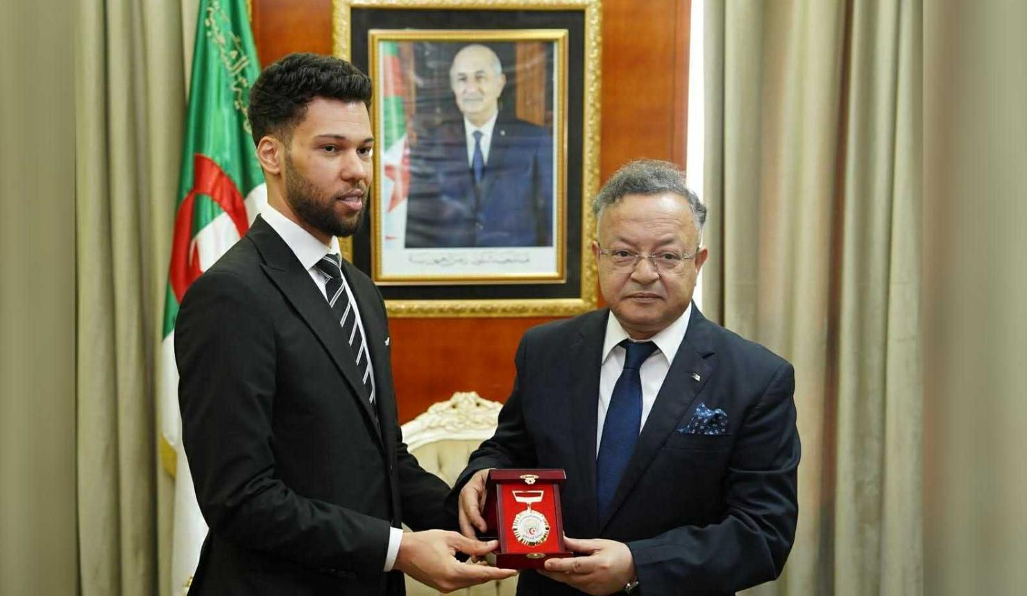 بداري يمنح المبتكر الجزائري العيد دردابو وسام استحقاق بداري يمنح المبتكر الجزائري العيد دردابو وسام استحقاق