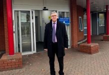 القنصل الجزائري في لندن يطلع على وضعية سمير زيتوني بالمستشفى القنصل الجزائري في لندن يطلع على وضعية سمير زيتوني بالمستشفى