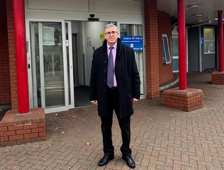 القنصل الجزائري في لندن يطلع على وضعية سمير زيتوني بالمستشفى القنصل الجزائري في لندن يطلع على وضعية سمير زيتوني بالمستشفى