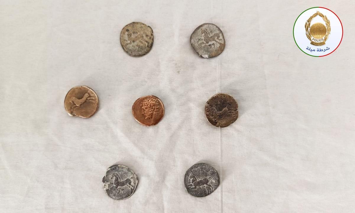 شرطة ميلة تسترجع 64 قطعة نقدية أثرية ذات أهمية تاريخية شرطة ميلة تسترجع 64 قطعة نقدية أثرية ذات أهمية تاريخية