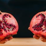 كيفية فتح الرمان بسهولة واستخراج حباته دون فوضى كيفية فتح الرمان بسهولة واستخراج حباته دون فوضى