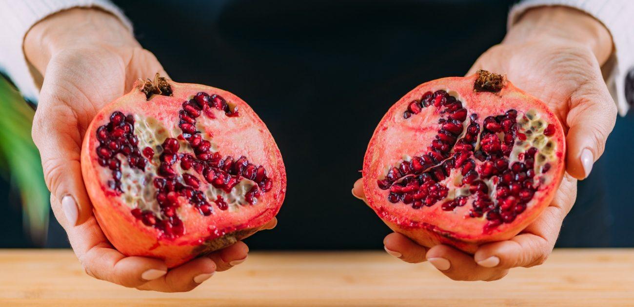 كيفية فتح الرمان بسهولة واستخراج حباته دون فوضى كيفية فتح الرمان بسهولة واستخراج حباته دون فوضى