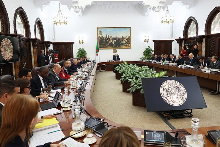 تبون يأمر بالتحضير لمشروع رفع الحد الأدنى للأجور ومنحة البطالة تبون يأمر بالتحضير لمشروع رفع الحد الأدنى للأجور ومنحة البطالة