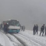 إنقاذ 21 شخصًا عالقين في الثلوج بتيزي وزو إنقاذ 21 شخصًا عالقين في الثلوج بتيزي وزو