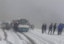 إنقاذ 21 شخصًا عالقين في الثلوج بتيزي وزو إنقاذ 21 شخصًا عالقين في الثلوج بتيزي وزو