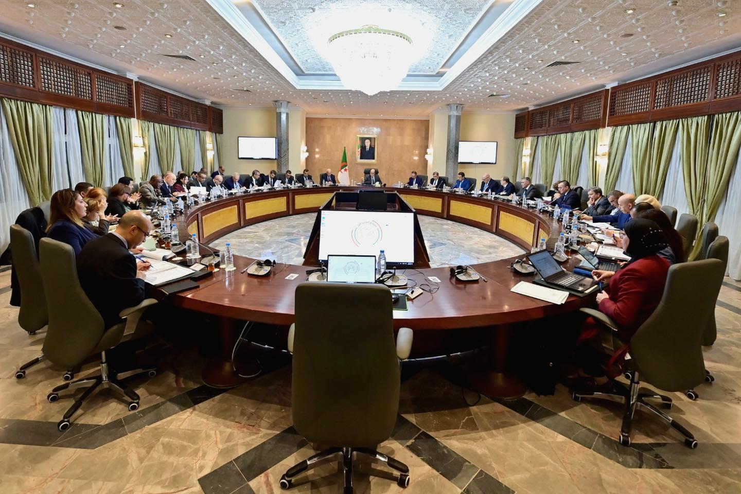 التجارة الإلكترونية على طاولة سيفي غريب التجارة الإلكترونية على طاولة سيفي غريب