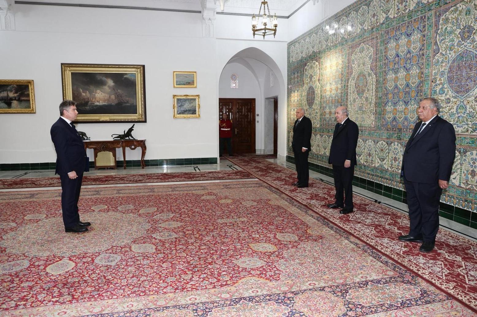 رئيس الجمهورية يتسلَم أوراق اعتماد 5 سفراء جدد رئيس الجمهورية يتسلَم أوراق اعتماد 5 سفراء جدد