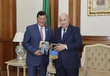 تبون يستقبل البروفيسور إلياس زرهوني تبون يستقبل البروفيسور إلياس زرهوني