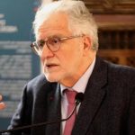 “لست تاجرا.. رسالتي خدمة المجتمع المسلم في فرنسا” "لست تاجرا.. رسالتي خدمة المجتمع المسلم في فرنسا"