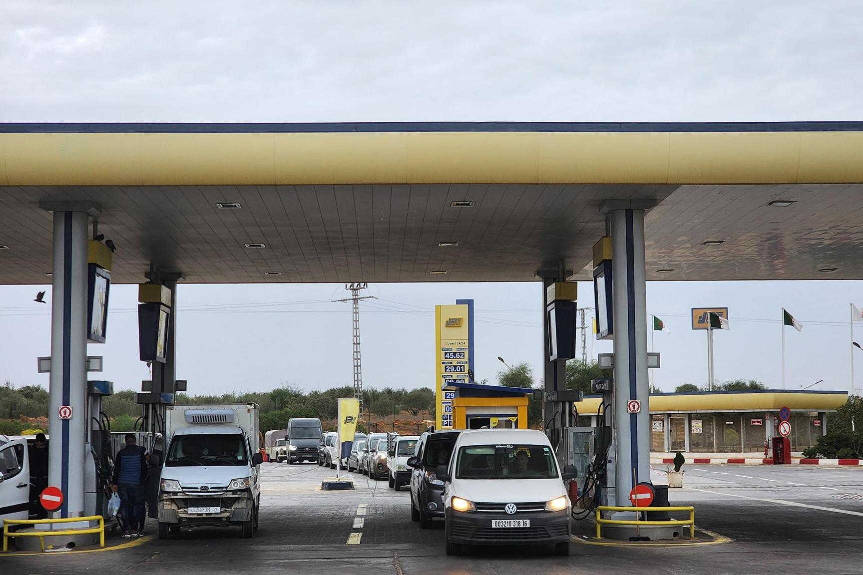 الحكومة الجزائرية تبرر رفع أسعار الوقود الحكومة الجزائرية تبرر رفع أسعار الوقود