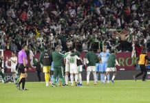 جماهير مغربية تشارك الجزائريين فرحة التأهل لربع نهائي كأس إفريقيا جماهير مغربية تشارك الجزائريين فرحة التأهل لربع نهائي كأس إفريقيا