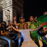 الشرطة الفرنسية تتدخل لمنع الجزائريين من الاحتفال الرياضي الشرطة الفرنسية تتدخل لمنع الجزائريين من الاحتفال الرياضي