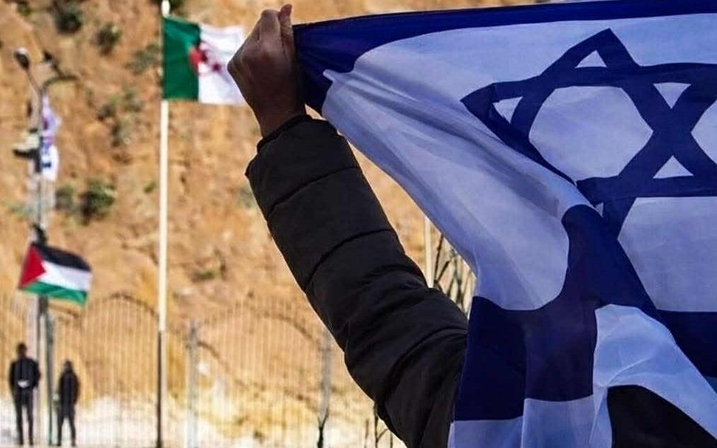 الجزائريون يُظهرون العداء: هكذا علّق الصهاينة الذين رفعوا علم الاحتلال الجزائريون يُظهرون العداء: هكذا علّق الصهاينة الذين رفعوا علم الاحتلال