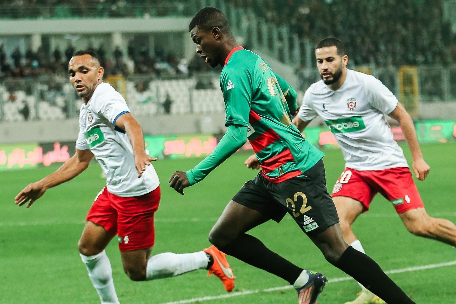 اللاعبون الأجانب في الدوري الجزائري.. استثمارات كبيرة وأداء متواضع اللاعبون الأجانب في الدوري الجزائري.. استثمارات كبيرة وأداء متواضع