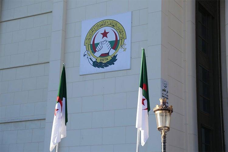 اجتماع بين الحكومة والمركزية النقابية والباترونا بعد 10 سنوات اجتماع بين الحكومة والمركزية النقابية والباترونا بعد 10 سنوات