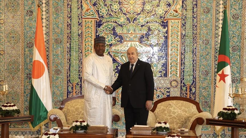 رئيس النيجر يصل الجزائر وسط مؤشرات على إنهاء التوتر بين البلدين رئيس النيجر يصل الجزائر وسط مؤشرات على إنهاء التوتر بين البلدين