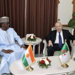 الفريق أول شنقريحة يتحادث مع نظيره النيجري الفريق أول شنقريحة يتحادث مع نظيره النيجري