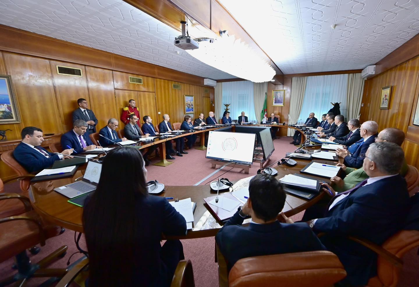 اجتماع وزاري مشترك لتجسيد مخرجات زيارة رئيس النيجر اجتماع وزاري مشترك لتجسيد مخرجات زيارة رئيس النيجر