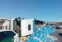 حادث مرور يتسبّب في تدفّق عبوات المياه المعدنية على الطريق في سطيف حادث مرور يتسبّب في تدفّق عبوات المياه المعدنية على الطريق في سطيف