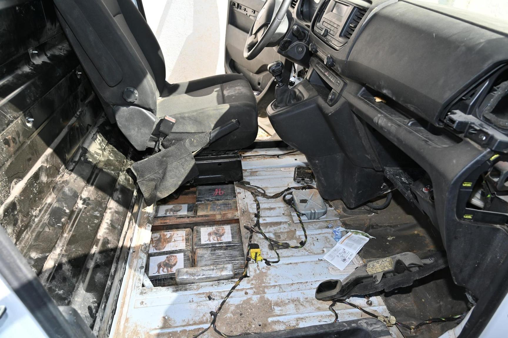 مصالح أمن الجيش تُحبط محاولة ترويج نحو 50 كلغ من الكوكايين (فيديو) مصالح أمن الجيش تُحبط محاولة ترويج نحو 50 كلغ من الكوكايين (فيديو)