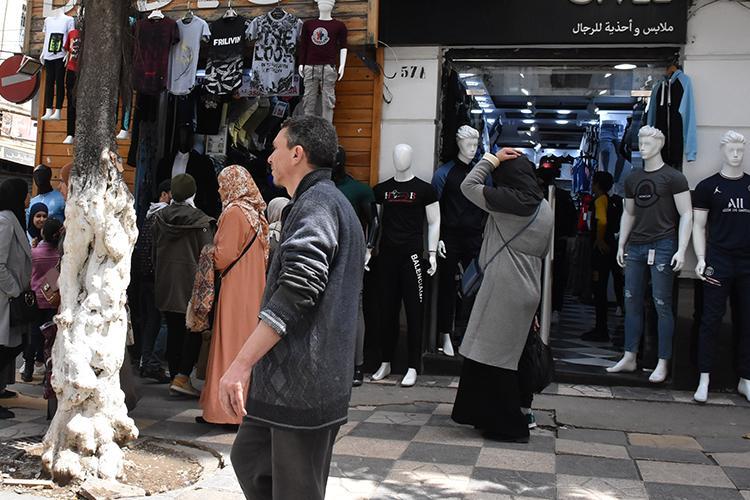 انتعاش في سوق الملابس قبل نهاية الأسبوع الأول من رمضان انتعاش في سوق الملابس قبل نهاية الأسبوع الأول من رمضان