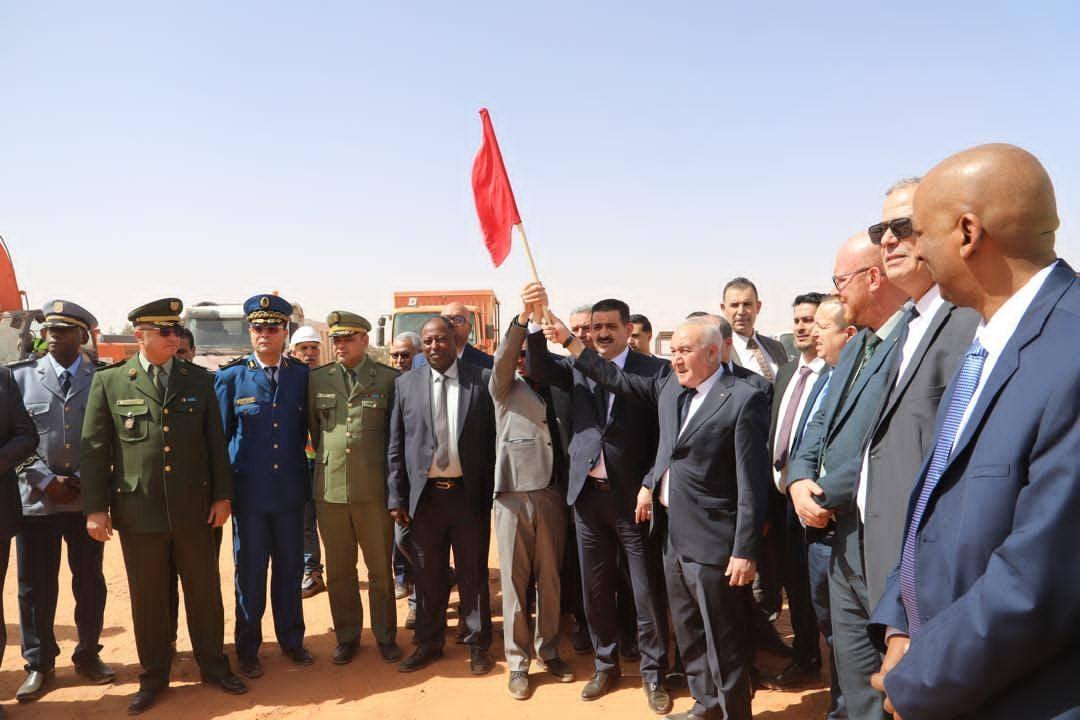 دربال يعطي إشارة انطلاق مشروع إنجاز محطة تحلية المياه بإن صالح دربال يعطي إشارة انطلاق مشروع إنجاز محطة تحلية المياه بإن صالح