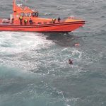 القوات البحرية: إنقاذ شخصين إثر انقلاب زورق بعين الترك القوات البحرية: إنقاذ شخصين إثر انقلاب زورق بعين الترك