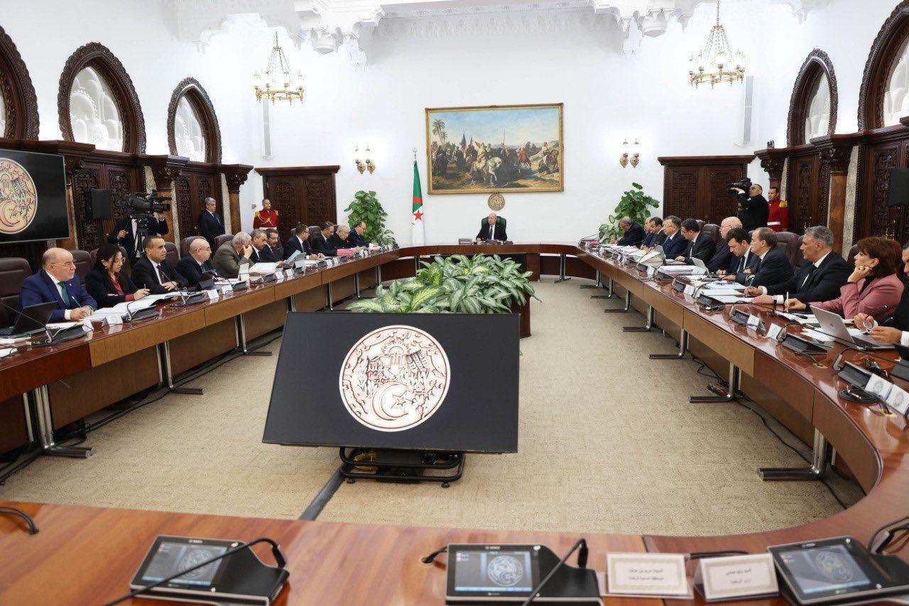 تحديد الدوائر الانتخابية وعدد المقاعد في البرلمان على طاولة الوزراء تحديد الدوائر الانتخابية وعدد المقاعد في البرلمان على طاولة الوزراء