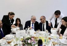 أعضاء من الحكومة الفرنسية في ضيافة مسجد باريس الكبير أعضاء من الحكومة الفرنسية في ضيافة مسجد باريس الكبير