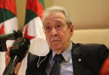 “يُحْفَظ له شرف تدريب الزعيم نيلسون مانديلا على استعمال السلاح” “يُحْفَظ له شرف تدريب الزعيم نيلسون مانديلا على استعمال السلاح”