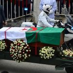 دموع وزغاريد في تشييع الرئيس زروال إلى مرقده بجوار والده دموع وزغاريد في تشييع الرئيس زروال إلى مرقده بجوار والده