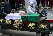 دموع وزغاريد في تشييع الرئيس زروال إلى مرقده بجوار والده دموع وزغاريد في تشييع الرئيس زروال إلى مرقده بجوار والده