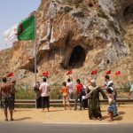 رغم إغلاق الحدود.. الجزائر تسلّم المغرب 49 مهاجرا رغم إغلاق الحدود.. الجزائر تسلّم المغرب 49 مهاجرا