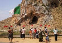 رغم إغلاق الحدود.. الجزائر تسلّم المغرب 49 مهاجرا رغم إغلاق الحدود.. الجزائر تسلّم المغرب 49 مهاجرا