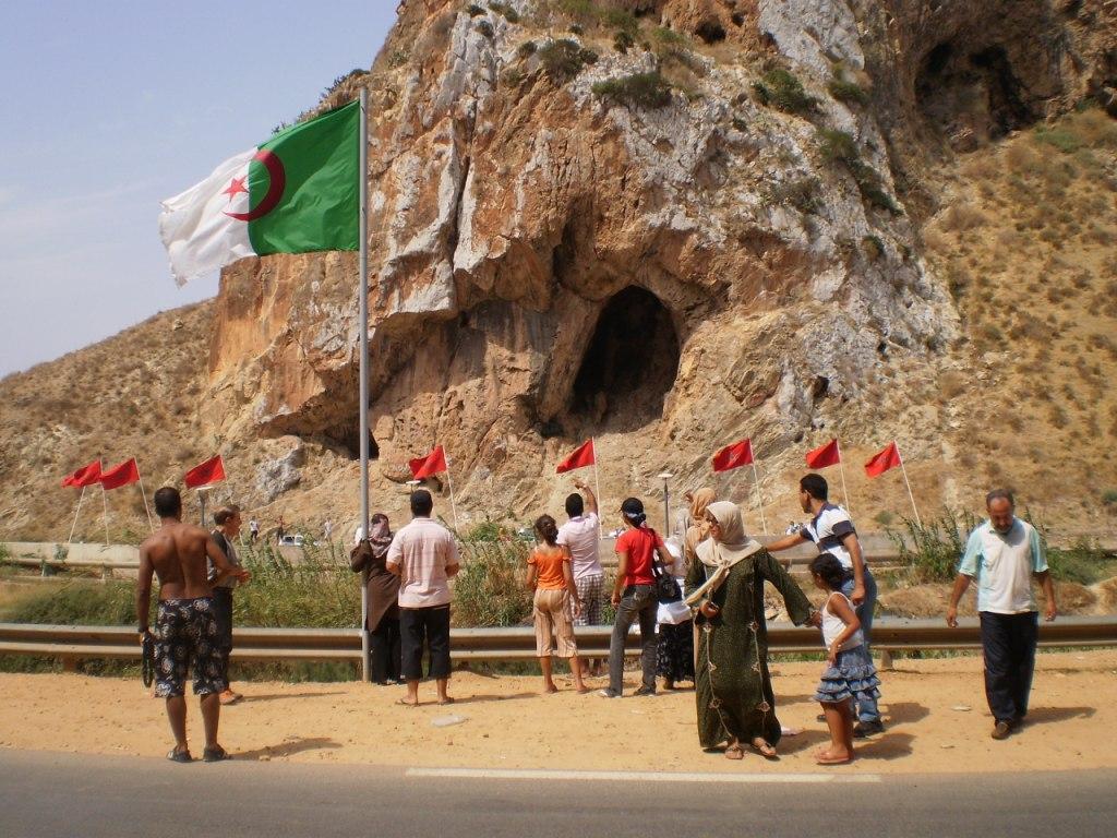 رغم إغلاق الحدود.. الجزائر تسلّم المغرب 49 مهاجرا رغم إغلاق الحدود.. الجزائر تسلّم المغرب 49 مهاجرا