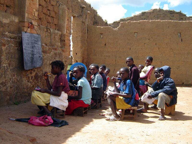 Cutato commune needs classrooms to accommodate 2,000 students Cutato commune needs classrooms to accommodate 2,000 students