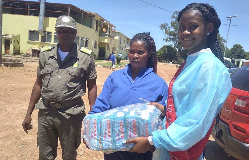 Miss Cuando Cubango shows solidarity with inmates in Menongue Miss Cuando Cubango shows solidarity with inmates in Menongue