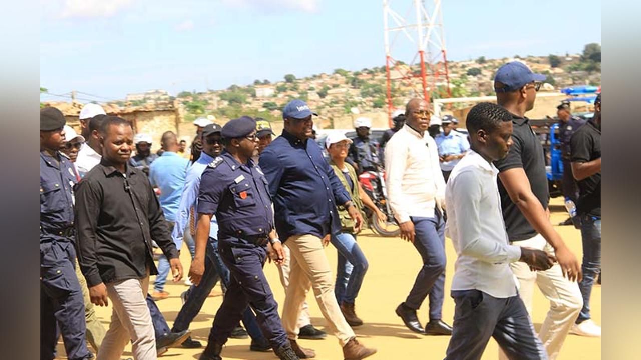 Inhabitants of the Paraíso neighborhood present difficulties to the governor of Luanda Inhabitants of the Paraíso neighborhood present difficulties to the governor of Luanda