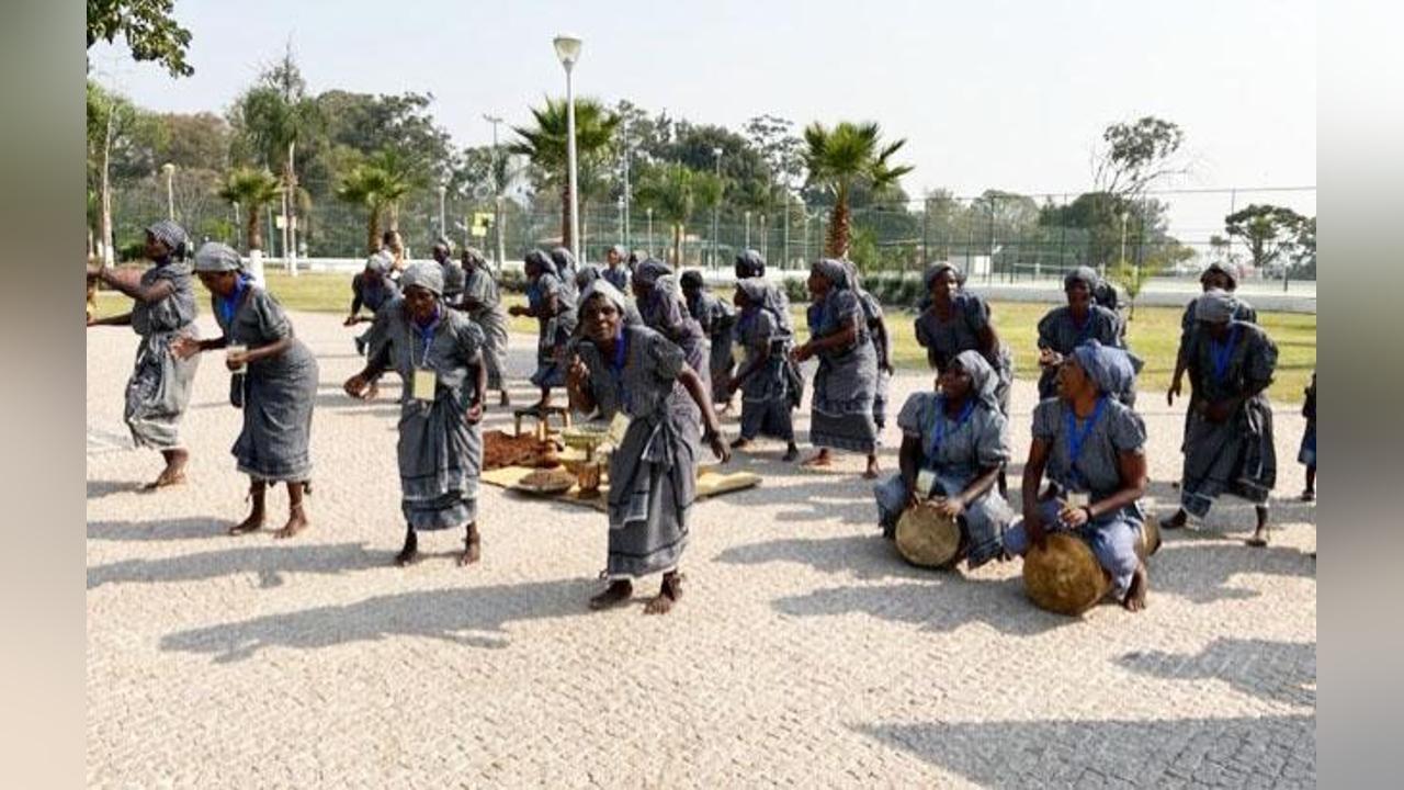 Groups enchant with traditional dances at the Feira dos Municípios Groups enchant with traditional dances at the Feira dos Municípios