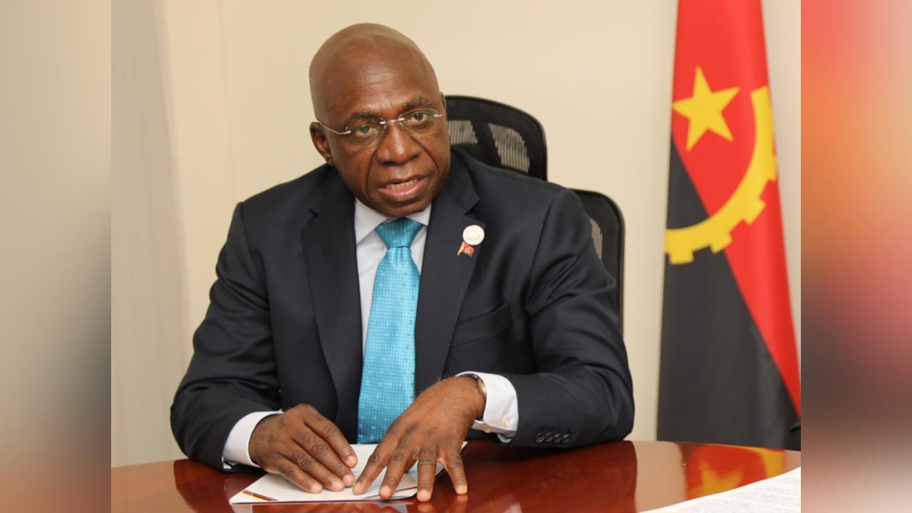 Minister Téte António delivers PR message to UN SG - Angola