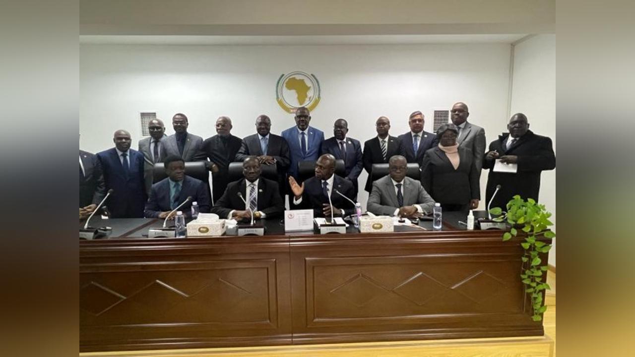 Téte António addresses SADC challenges with ambassadors Téte António addresses SADC challenges with ambassadors