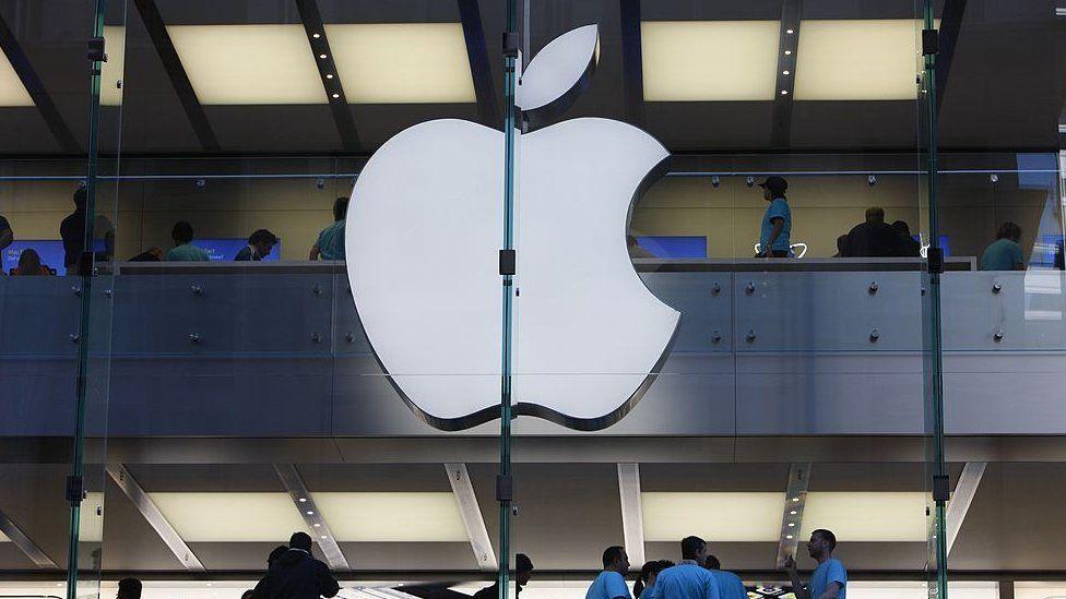Apple overtakes Samsung as world's biggest phonemaker - Angola